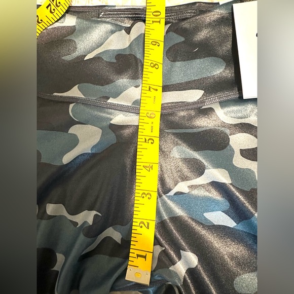 NWT Nike Dri-FIT Mid-Rise Camo Leggings - Size XS - Picture 6 of 10